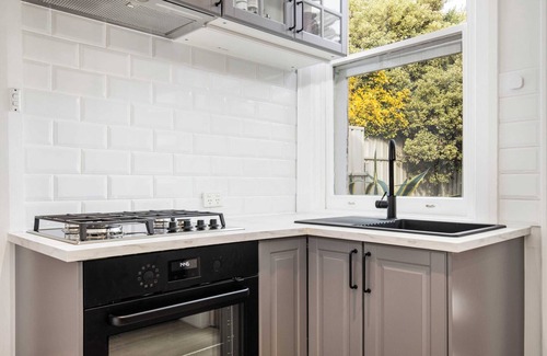 Glenelg South House | Beachside Cottage Glenelg Sth | Pets Welcome