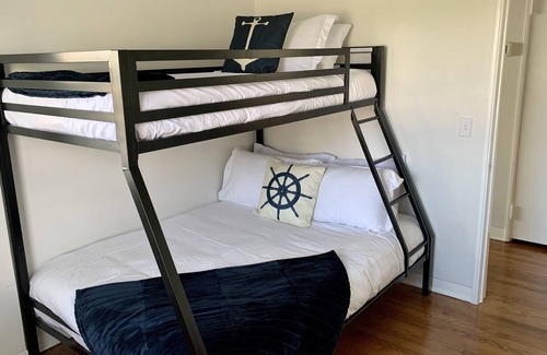 Seabreeze Park House | Beachside Cottage - Walk to the Water