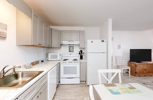 Caine Woods Condo | Beachside dog-friendly condo with furnished deck & walkable location