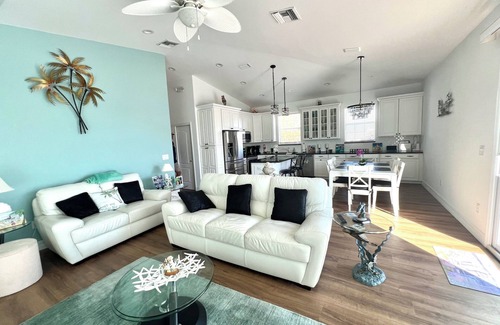 Mid Island House | Beachside Flamingo House , Pool Home 3 bedroom, 3 bath Sleeps 6