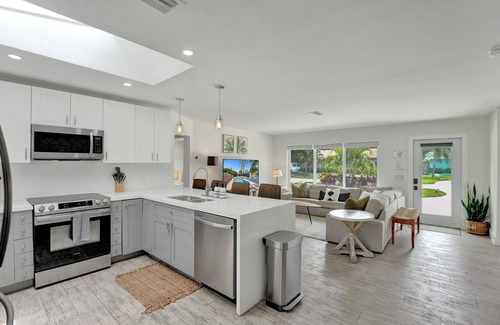 Pompano Beach House | Beachside Haven with Pool & BBQ. 6 min to Beach