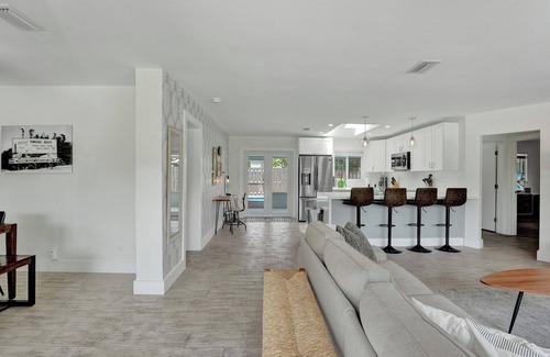Pompano Beach House | Beachside Haven with Pool & BBQ. 6 min to Beach