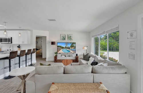 Pompano Beach House | Beachside Haven with Pool & BBQ. 6 min to Beach