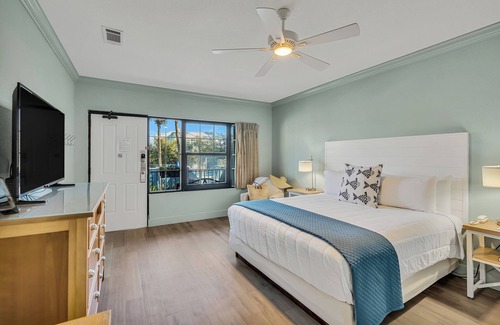 Crystal Beach Hotel | Beachside Inn/Dog Friendly Hotel/1 King Bed