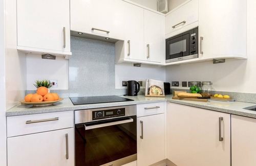 Padstow Apartment | Beachside luxury apartment with sea view balcony and parking