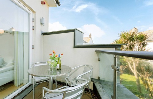 Padstow Apartment | Beachside luxury apartment with sea view balcony and parking