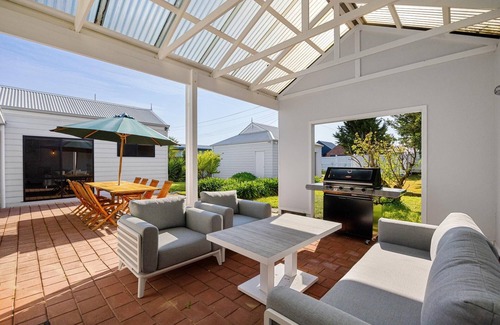 Blairgowrie House | Beachside Retreat Blairgowrie - 1 NIGHT FREE!* - Only 200m to the charming Blairgowrie Village and Bay beach