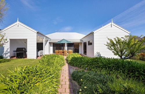 Blairgowrie House | Beachside Retreat Blairgowrie - 1 NIGHT FREE!* - Only 200m to the charming Blairgowrie Village and Bay beach