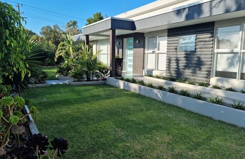 Rosebud House | Beachside Rosebud Retreat with *Wheelchair access*