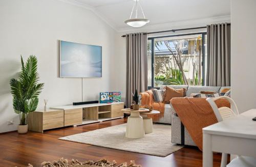 Scarborough House | Beachside Stay, Cafes Nearby, 100Mbps WiFi