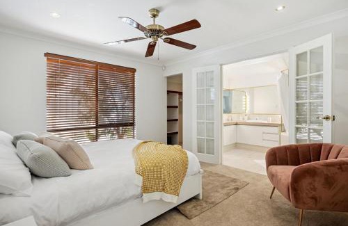 Scarborough House | Beachside Stay, Cafes Nearby, 100Mbps WiFi