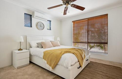 Scarborough House | Beachside Stay, Cafes Nearby, 100Mbps WiFi