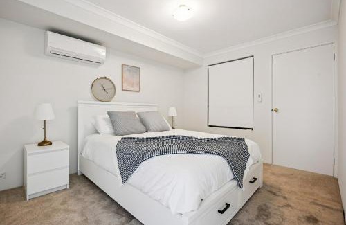 Scarborough House | Beachside Stay, Cafes Nearby, 100Mbps WiFi