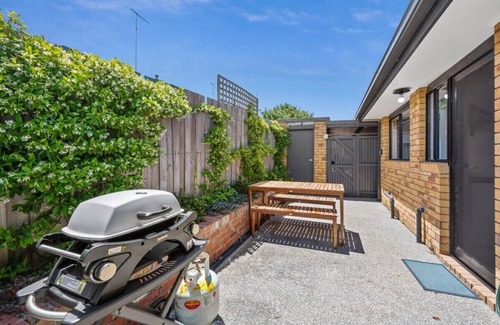 Torquay House | Beachside Torquay Unit: Walk to Surf, Food and Fun