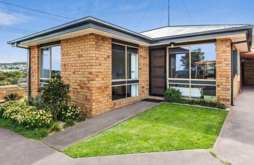 Torquay House | Beachside Torquay Unit: Walk to Surf, Food and Fun
