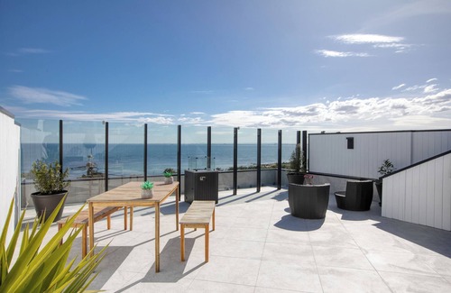 Brighton Apartment | Beachside View BrightonnMake some memories at this family-friendly place.n