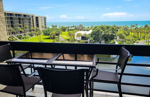 Longboat Key Condo | Beachview 2 BR/2 BA Beachplace condo by FVC