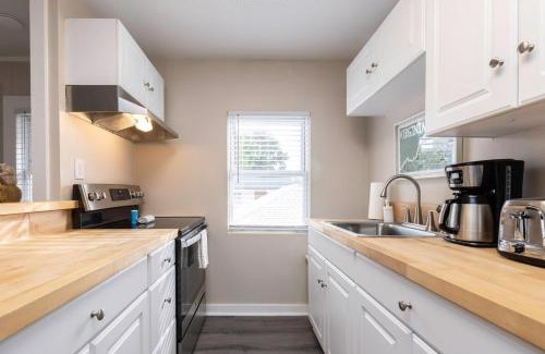 Northeast Virginia Beach House | Beachwalk #4 8 minute walk to the beach