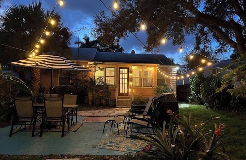 Mango Groves House | Beachy & Boho w/a Large & Lush Fenced Back Yard