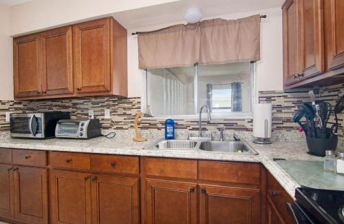 Interchange Square Apartment | Beachy Home with Rec Room and Patio