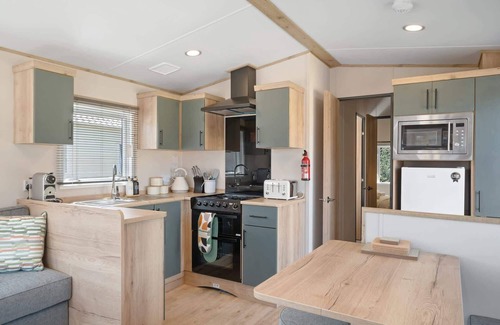 Mullacott Ski Chalet | Beachy Lodge with Deck & Parking, nr Ilfracombe