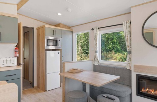 Mullacott Ski Chalet | Beachy Lodge with Deck & Parking, nr Ilfracombe