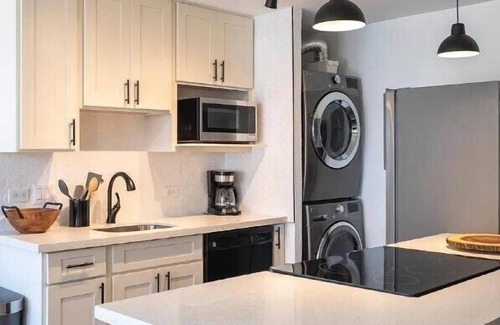 Waikiki Condo | Beachy Modern 2-Bedroom at Sun-Kissed Monte Vista