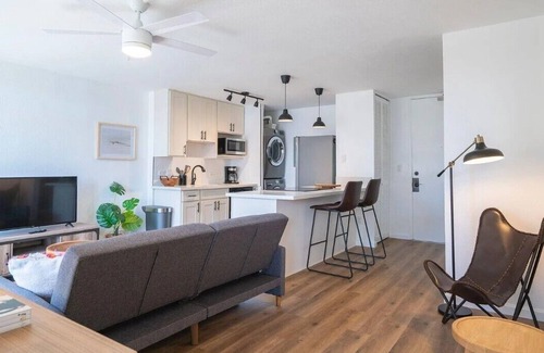 Waikiki Condo | Beachy Modern 2-Bedroom at Sun-Kissed Monte Vista