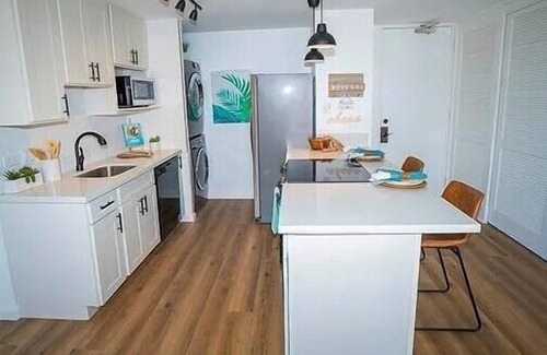 Waikiki Condo | Beachy Modern 2-Bedroom at Sun-Kissed Monte Vista