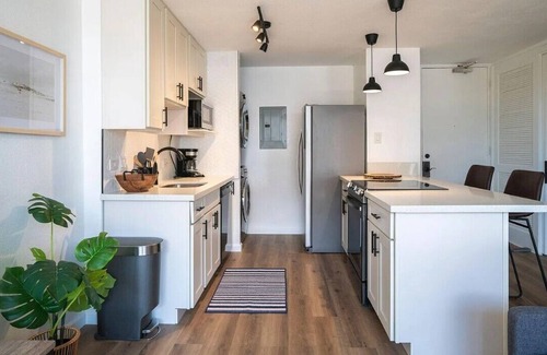 Waikiki Condo | Beachy Modern 2-Bedroom at Sun-Kissed Monte Vista