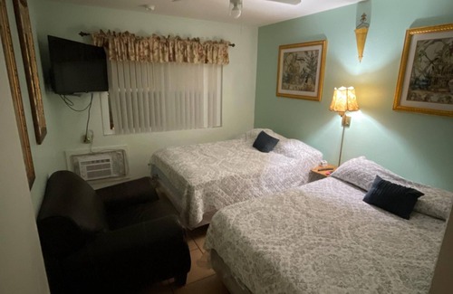 Clearwater Beach Hotel | Beachy one bedroom condo hotel. 200 yards to Clearwater Beach