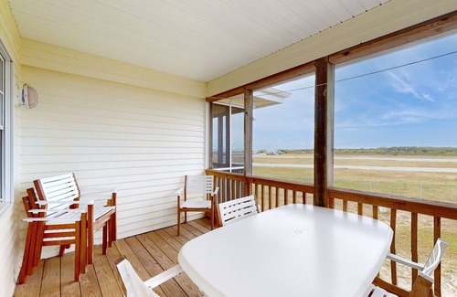 Buxton House | Beachy townhouse with pool acces, washer/dryer, fast WiFi, AC & ocean views