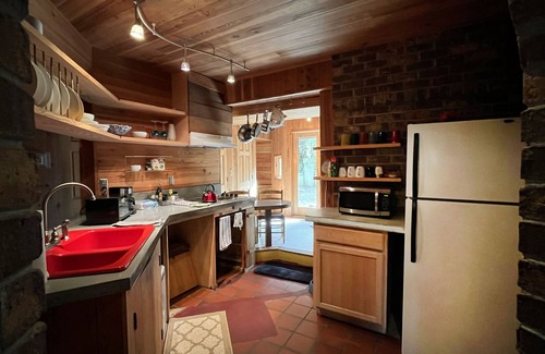 Isle of Palms Apartment | Beachy Vintage Vibe — Pet Friendly!