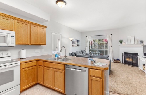 Windsor Condo | Beacon at the Lakes - Cozy & Bright 2bd/2ba Ground Level Condo