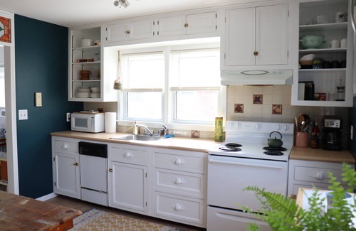 Beacon House | Beacon Mid Mod Cape Cod | Close to Main St & Dia