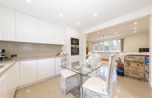 Luton House | Beaconsfield House in Quiet and a very Pleasant Area, near Luton Airport