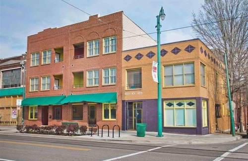 South Main Historic District House | Beale 2 blocks, 2800 SqFt 9 beds 2car-garage 3 patios Trolley stop @front door