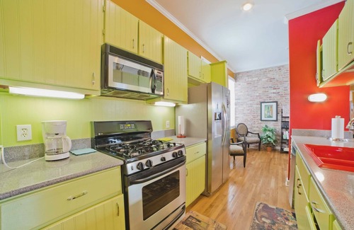 South Main Historic District House | Beale 2 blocks: 3400 SqFt, 11 beds, 2car-garage, rooftop deck, trolley in front