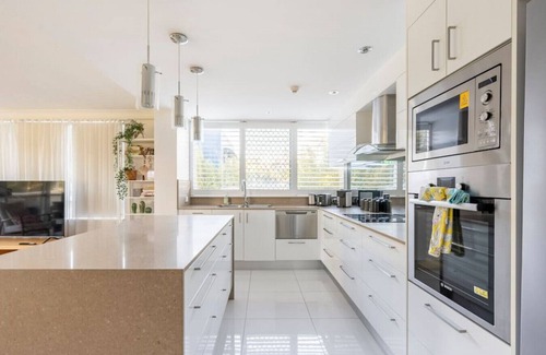 Burleigh Heads Apartment | Beaming Apartment On Burleigh Beach
