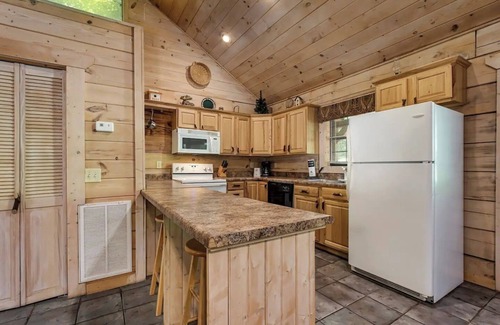 Tellico Plains Cabin | Bear cabin. This modern log cabin with HOT TUB is a large studio with a spectacular king size bed!