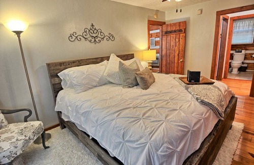Jefferson Cabin | Bear Creek Cabin-2 BR/2BA Cabin, Mountain Views, WIFI, Gas FP