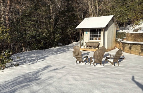 Rabun Gap Cabin | Bear Creek-Mountain views, decks that surround, and 3 creeks to discover!