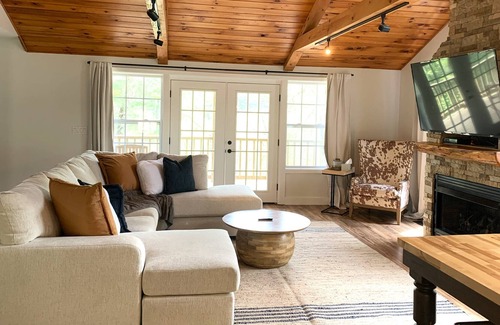 Hendersonville Cabin | Bear Crossing- Exciting Adventure Ahead! Pets Welcome - Hiking!