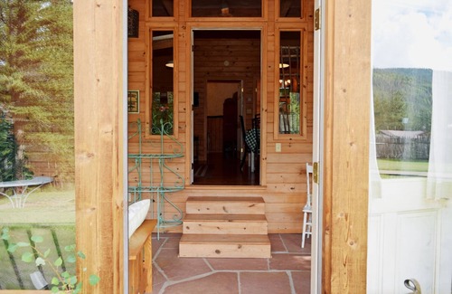Red River Cabin | Bear Hugs - SECLUSION - Cozy Cottage - Free WiFi - Rustic Decor - Country Style