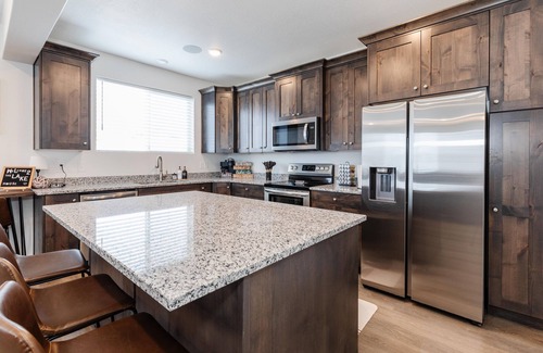 Sweetwater House | Bear Lake Escape~ 5 min from Lake, Pickleville, & Ideal Beach. Escape w/us!