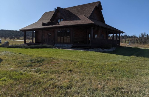 Hulett Cabin | Bear Lodge cozy is a 3 bedroom cabin located @ Golf Course at Devil's Tower.