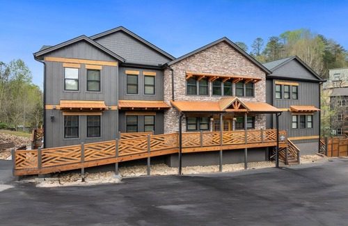 Gatlinburg - Pigeon Forge Cabin | Bear Mountain Lodge | 18BR Luxury Cabin w/Pool, Theater, Mini Golf, Sleeps 86