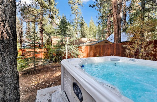Big Bear Lake Cabin | Bear Paw Cottage at Big Bear w/Hot Tub
