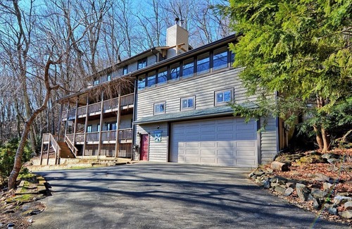Seven Devils Cabin | Bear Paw Den- Summer Discount Rates! Views, Hot Tub, Fire Pit, Elevator