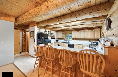 Seward House | Bear Paw Lodge : Custom-built log home only 4 miles from downtown Seward!